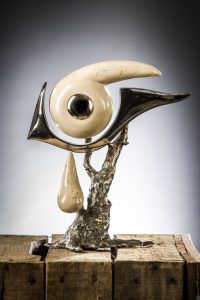 Regard de la NatureSymbole de l'œil bi/composite. Pour le poète, parfois,Les fleurs nous regardent.Sous leur tendre apparence,Elles semblent porter une pupille,Miroir d'inox,Entourée du blanc de l'irisTaillé en six marbres. Leur contour, noir commeUn profil égyptien,Rappelant le mystère ancien,Se dessineSur un métal sombre et profond.Et parfois, une larme,Faite du même marbre,Glisse le long de leur regard…Regard immobile, et pourtant si présent. Désormais, c'est la natureQui nous observe.Elle devient témoin,Borne morale de nos actes,Reflet silencieuxDe nos responsabilités terrestres.